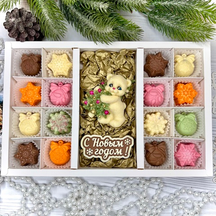 Шоколадный набор "С новым годом. Мишка с ёлкой": шоколадка и 16 конфет ручной работы