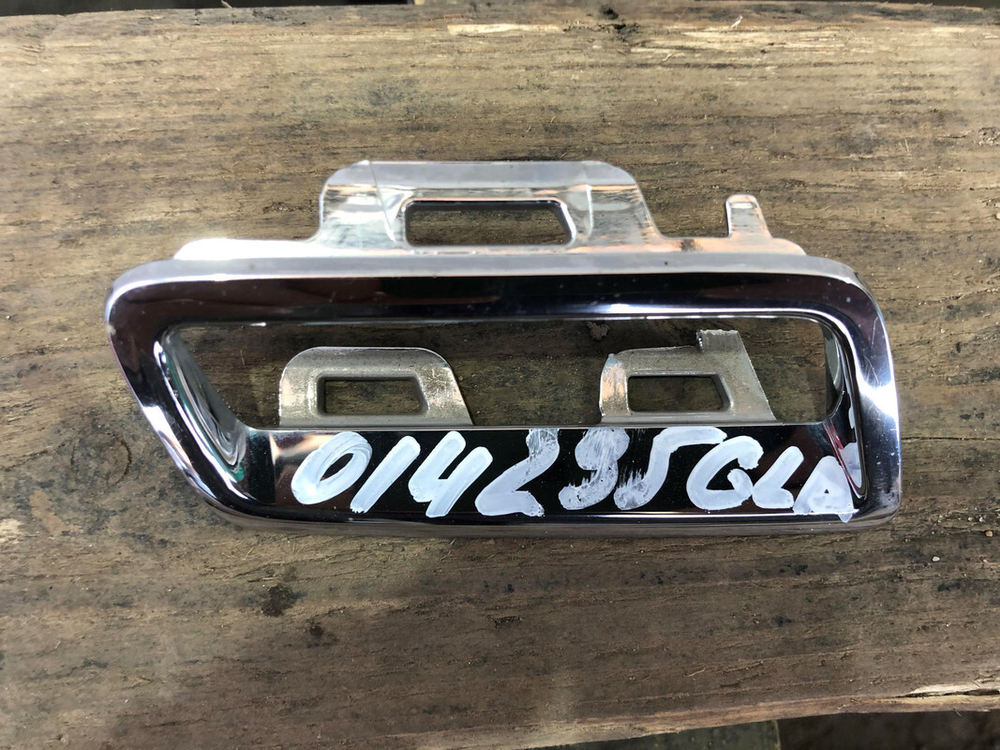 Накладка решетки радиатора Mercedes GLA (X156) 17-21 Б/У Оригинал A1568881600