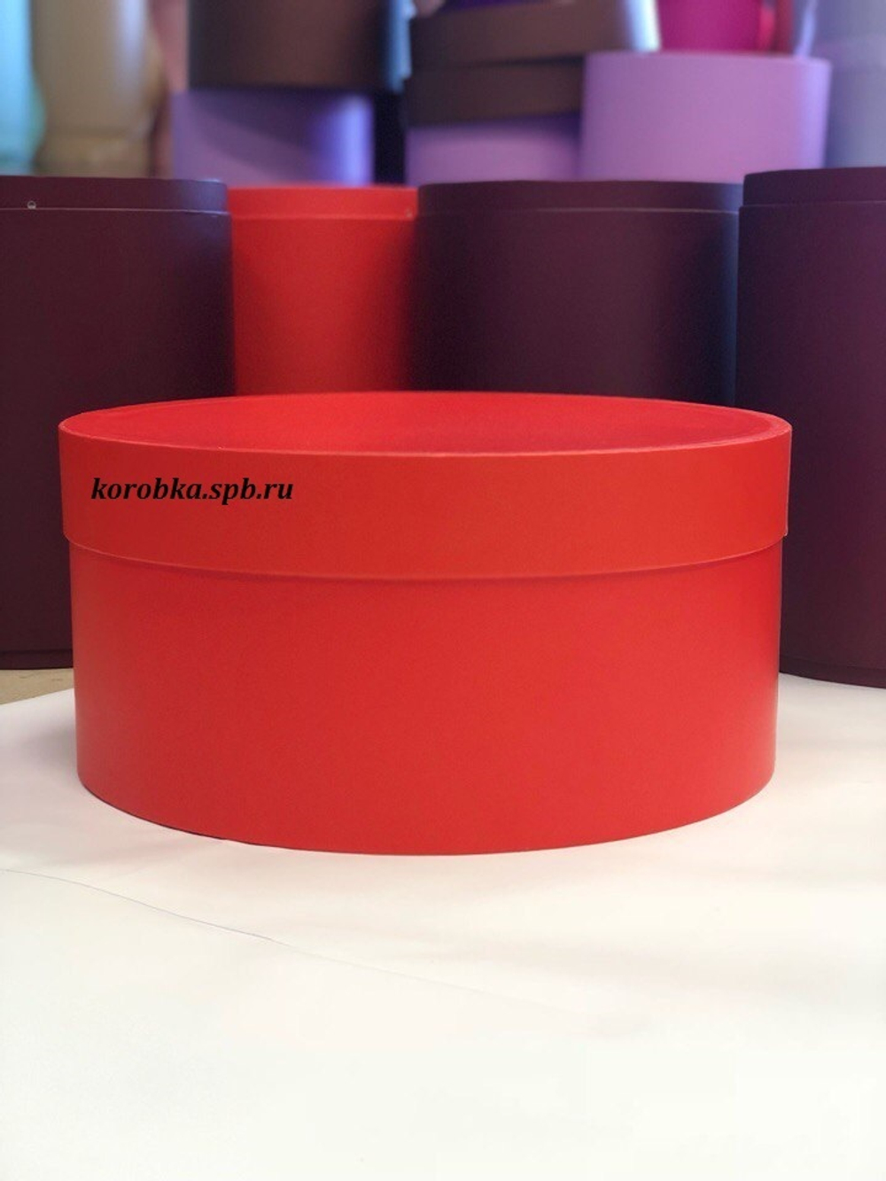 Короткая круглая коробка 32 х 15 см Цвет: Красный . Розница 450 рублей .