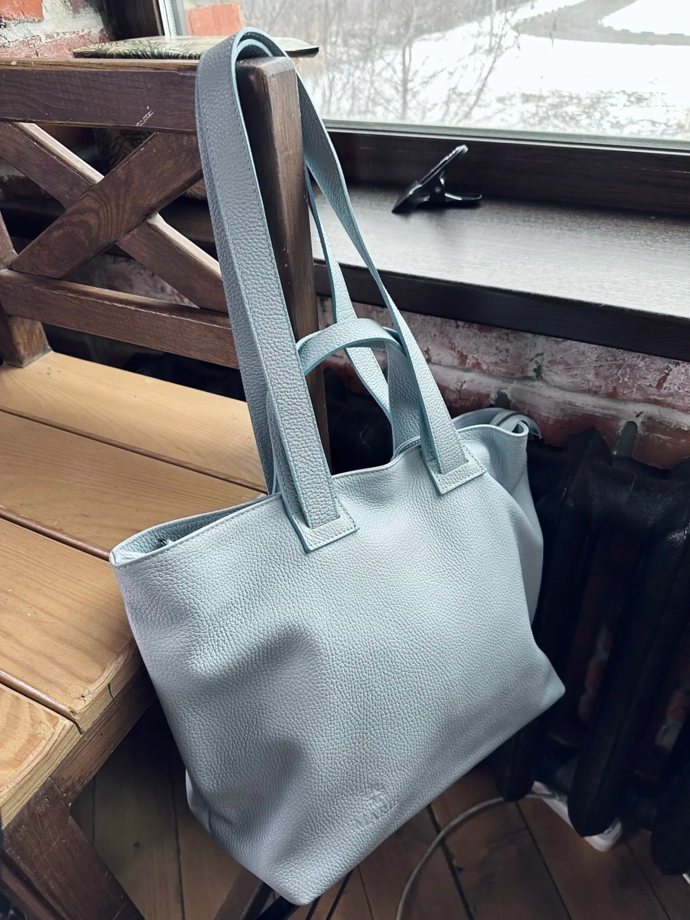 Женская сумка-шоппер из натуральной кожи голубого цвета