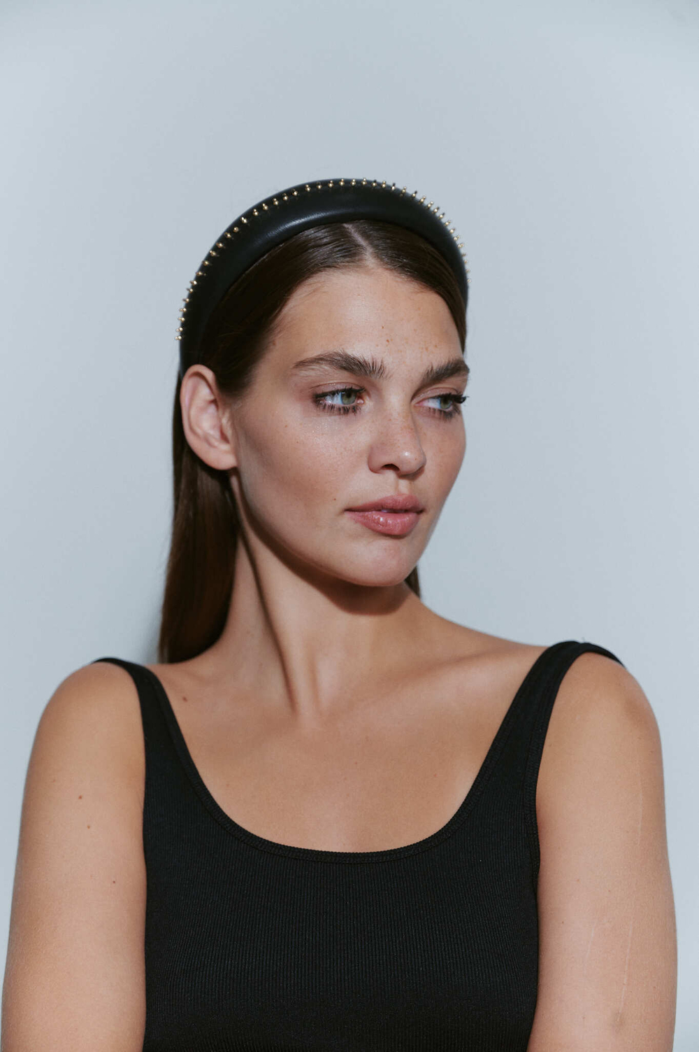 Объемный ободок с мелкими шипами