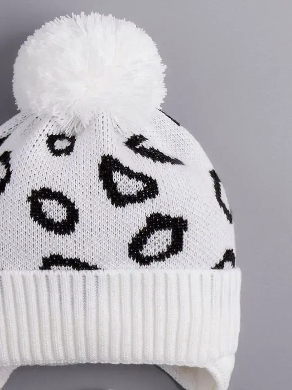 Шапка для девочки на завязках на осень