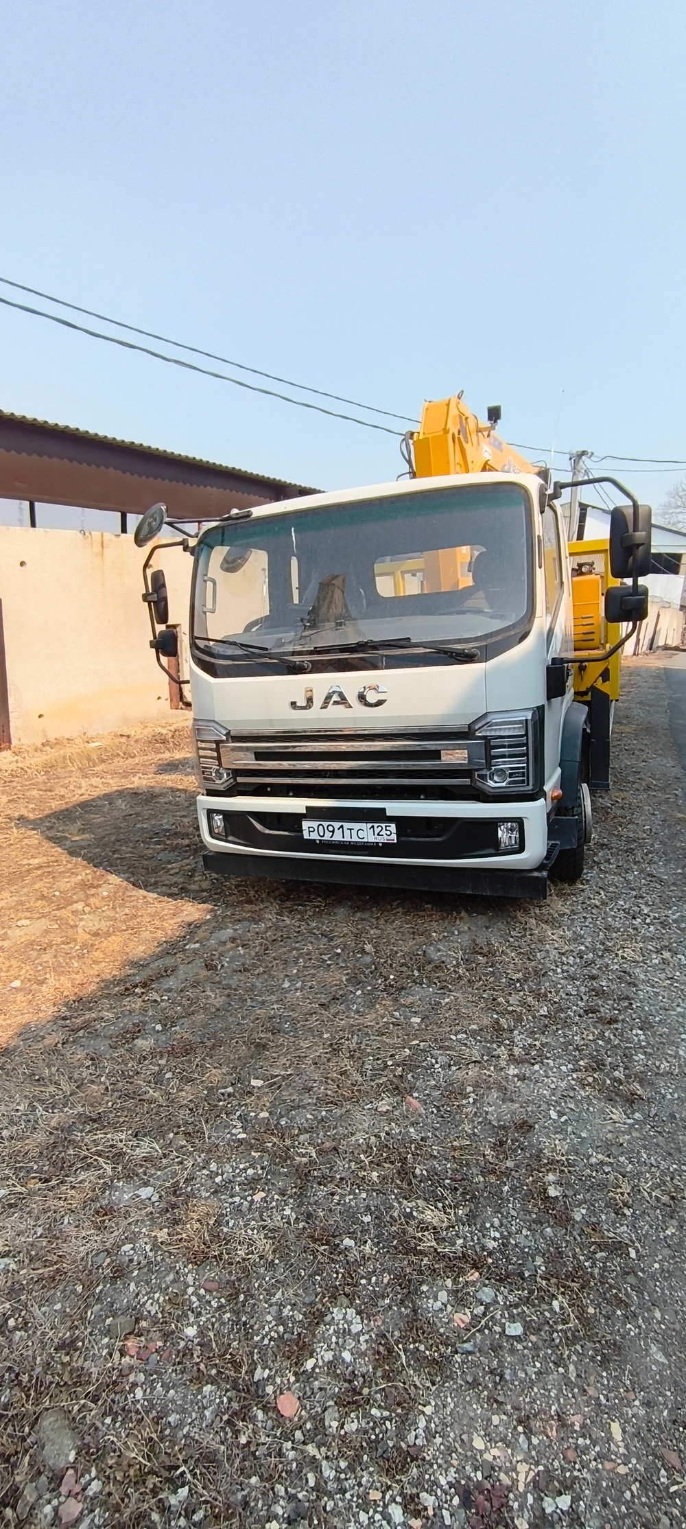 JAC N120 Бортовой с КМУ 438968 (Дизельный, 4,5 л, 207 л.с., МТ)