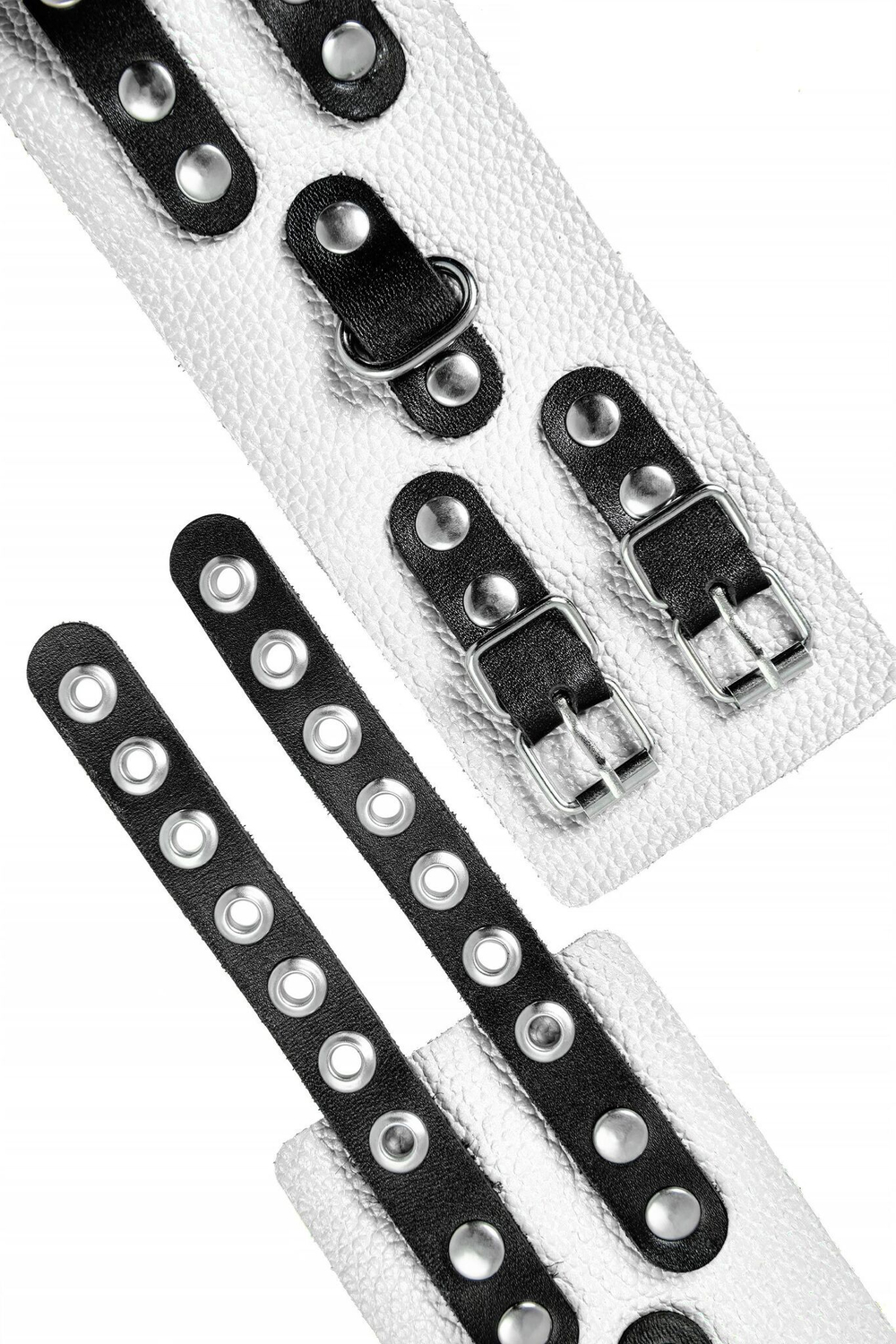 Бело-черные наручники с двумя ремешками и люверсами (Цвет: белый с черным)