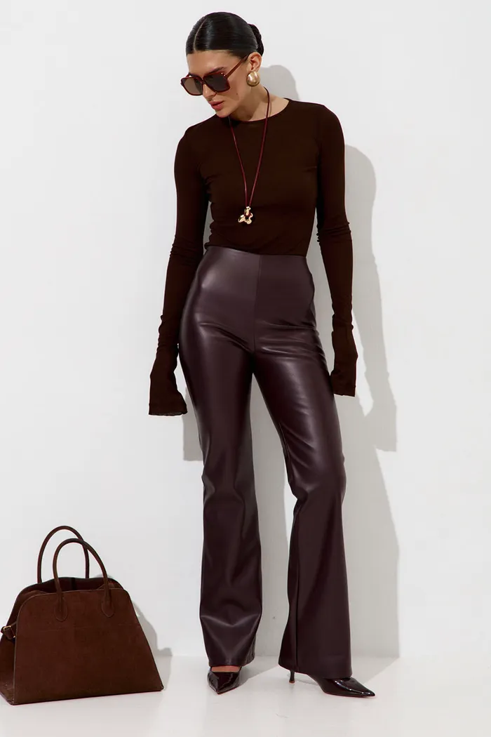 Брюки клеш из экокожи цвета вишни в шоколаде