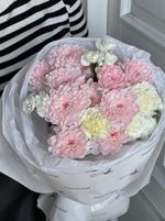 Букет с персиковой хризантемой и кустовыми диантусами