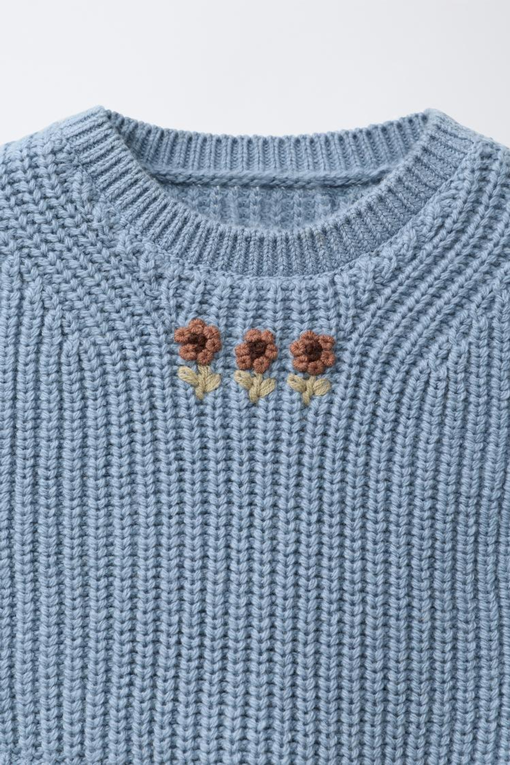 ZARA ВЫШИТЫЙ ТРИКОТАЖНЫЙ ЖИЛЕТ В СОЧЕТАНИИ С РУБАШКОЙ В КЛЕТКУ, НЕБЕСНО-ГОЛУБОЙ