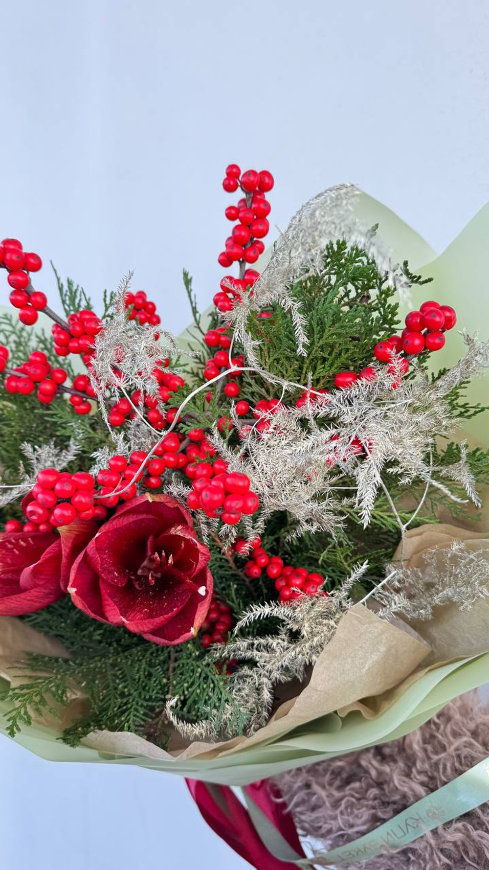 Зимний букет с амариллисом и илексом