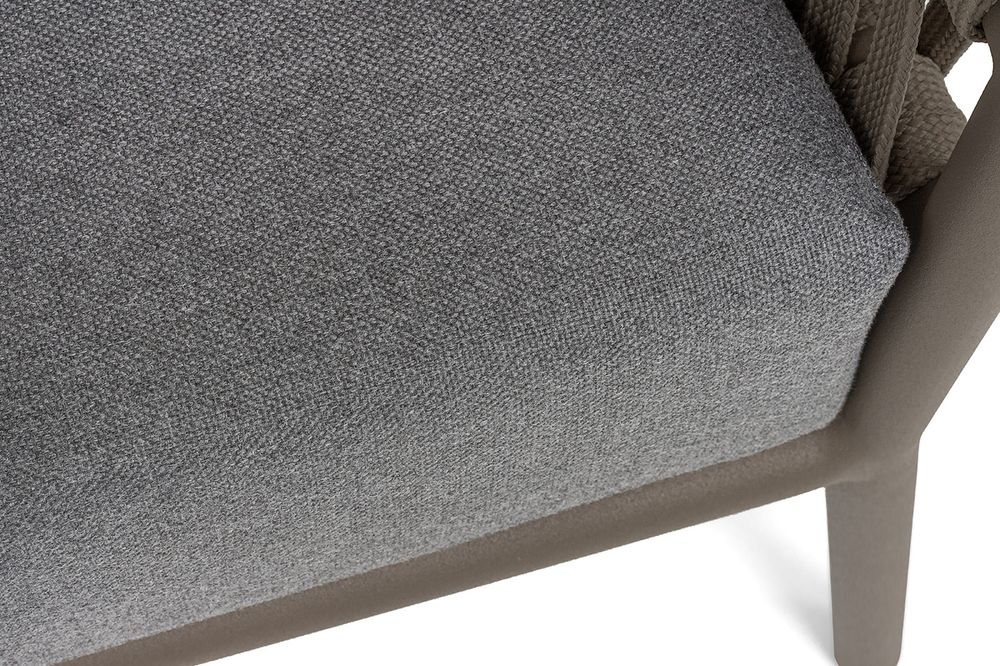 "Комо" кресло плетеное из роупа, каркас алюминий бежево-серый (RAL7006) муар, роуп серо-коричневый 23мм, ткань темно-серая 027