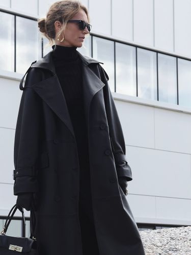 Черный кожаный тренч