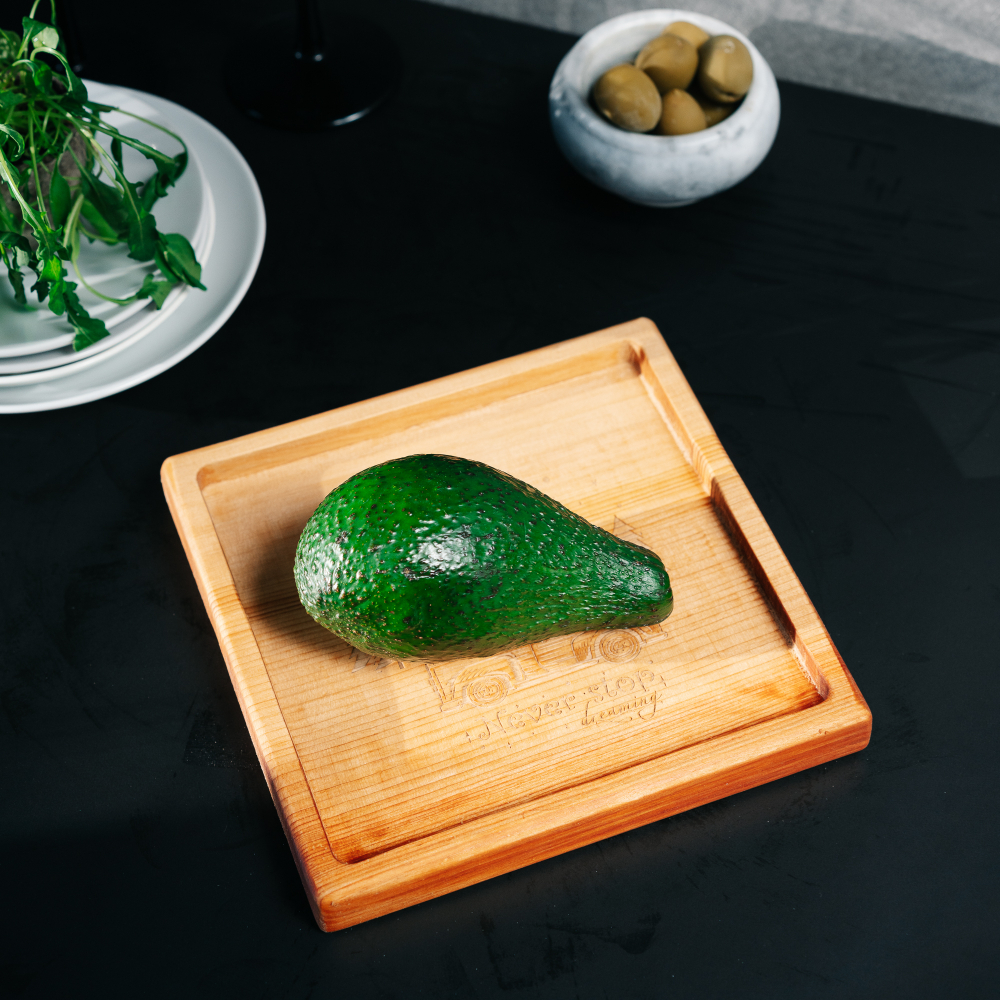 Деревянная менажница из кедра для подачи блюд и закусок с гравировкой "Never stop dreaming"