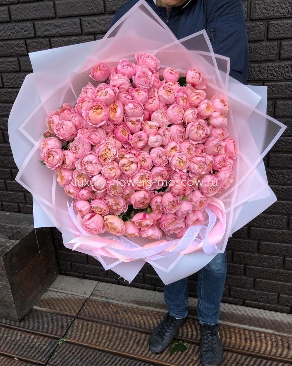 Букет пионовидных кустовых роз