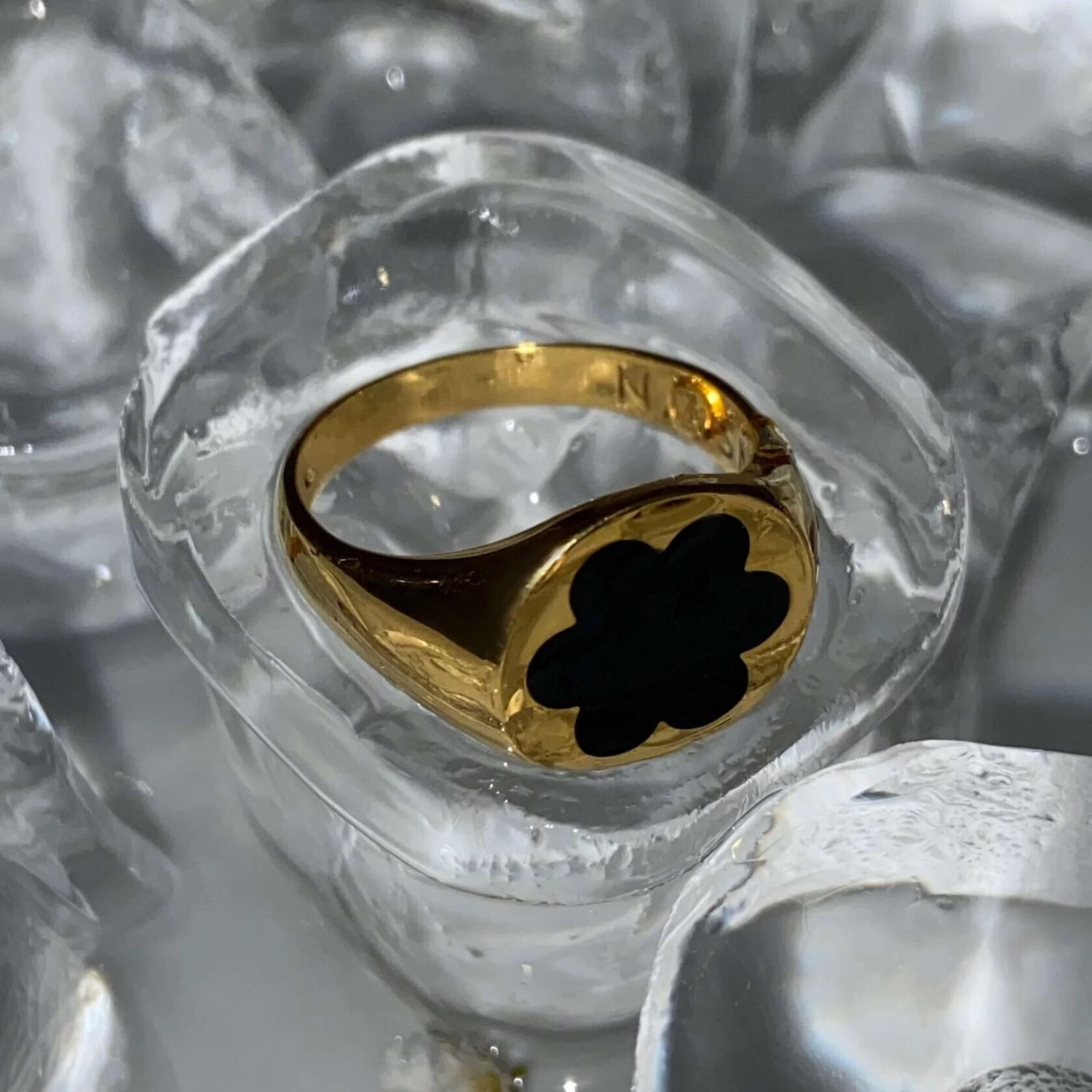 Кольцо-печатка Gold Forget-Me-Not Ring – Black