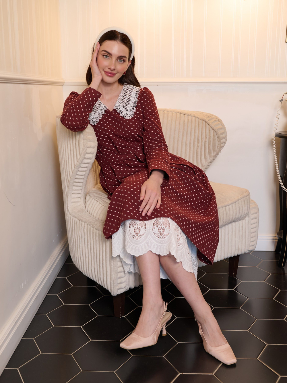 Платье с кружевным воротником