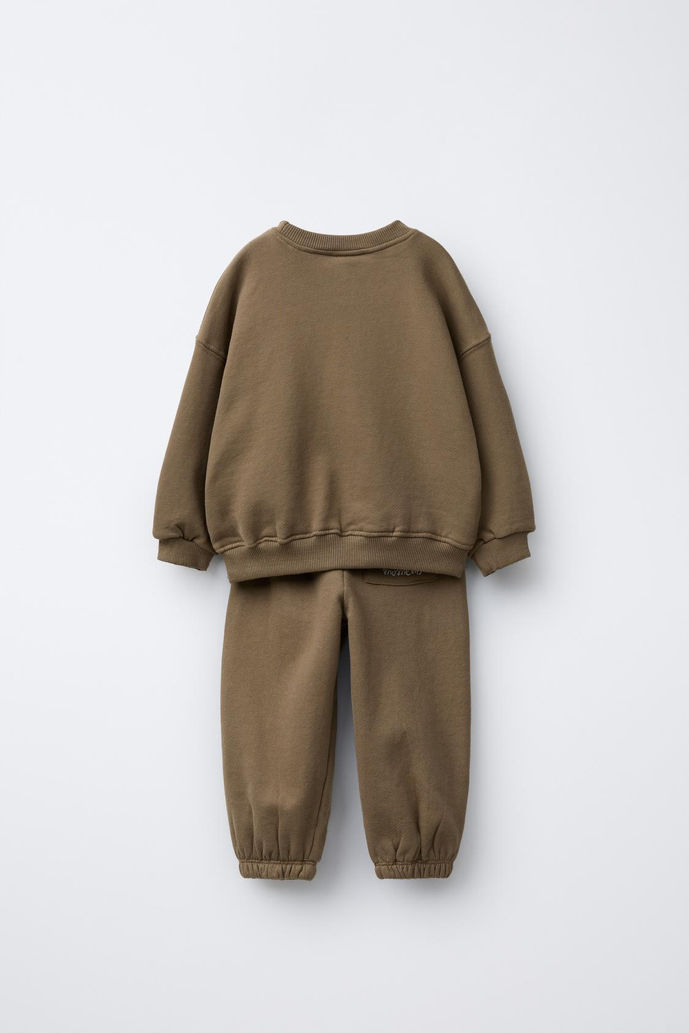 ZARA КОМПЛЕКТ ИЗ ТОЛСТОВКИ И БРЮК-ДЖОГГЕРОВ С ВЫШИТОЙ НАДПИСЬЮ, ХАКИ