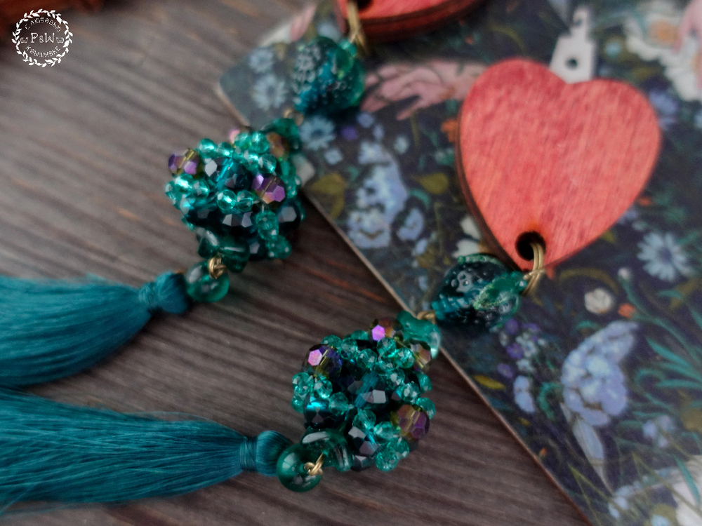 Нитковдеватель с маячком "Изумруды в сердце"