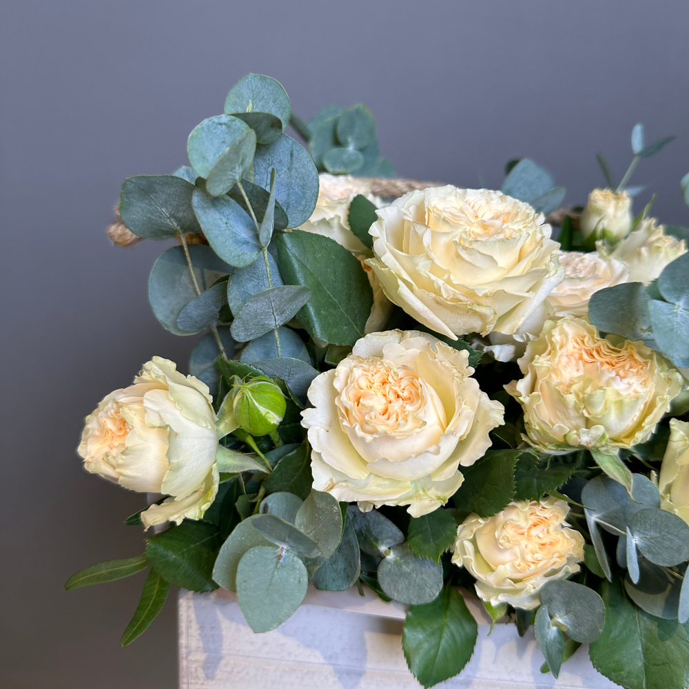 Композиция "Саммер М"(кустовая роза ,эвкалипт)