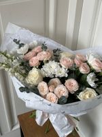 Букет сборный с кустовыми пионовидными розами,эвкалиптом и дельфиниумом