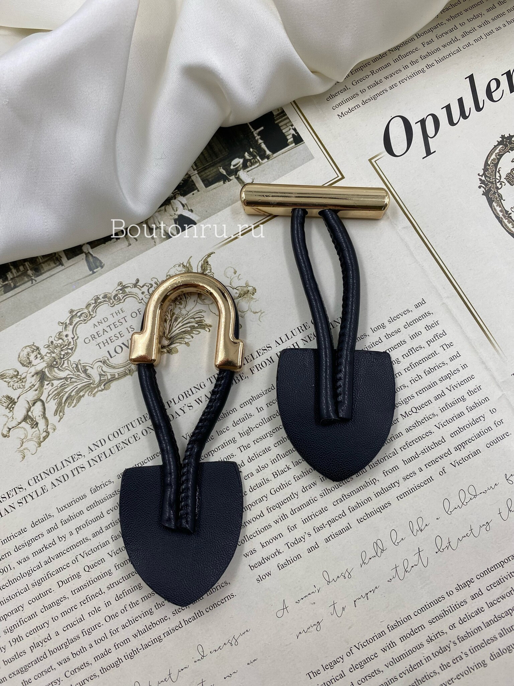 Застежка клевант черная с золотистыми металлическими элементами