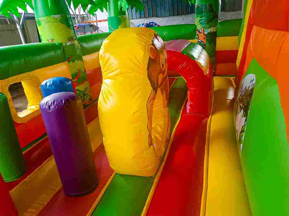 Коммерческий надувной батут "Джунгли" с горкой, 10*5*3 м