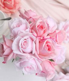 Букет розовых и нежно-розовых роз в прозрачной вазе "ёлочка", Cote Noire