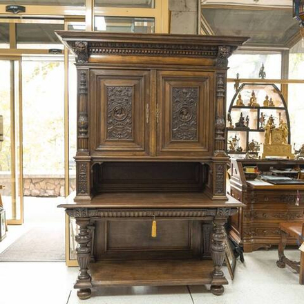 Антикварный шкаф