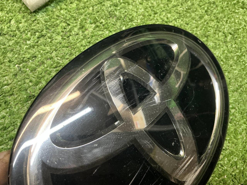 Эмблема решетки радиатора Toyota Camry xv70 20-24