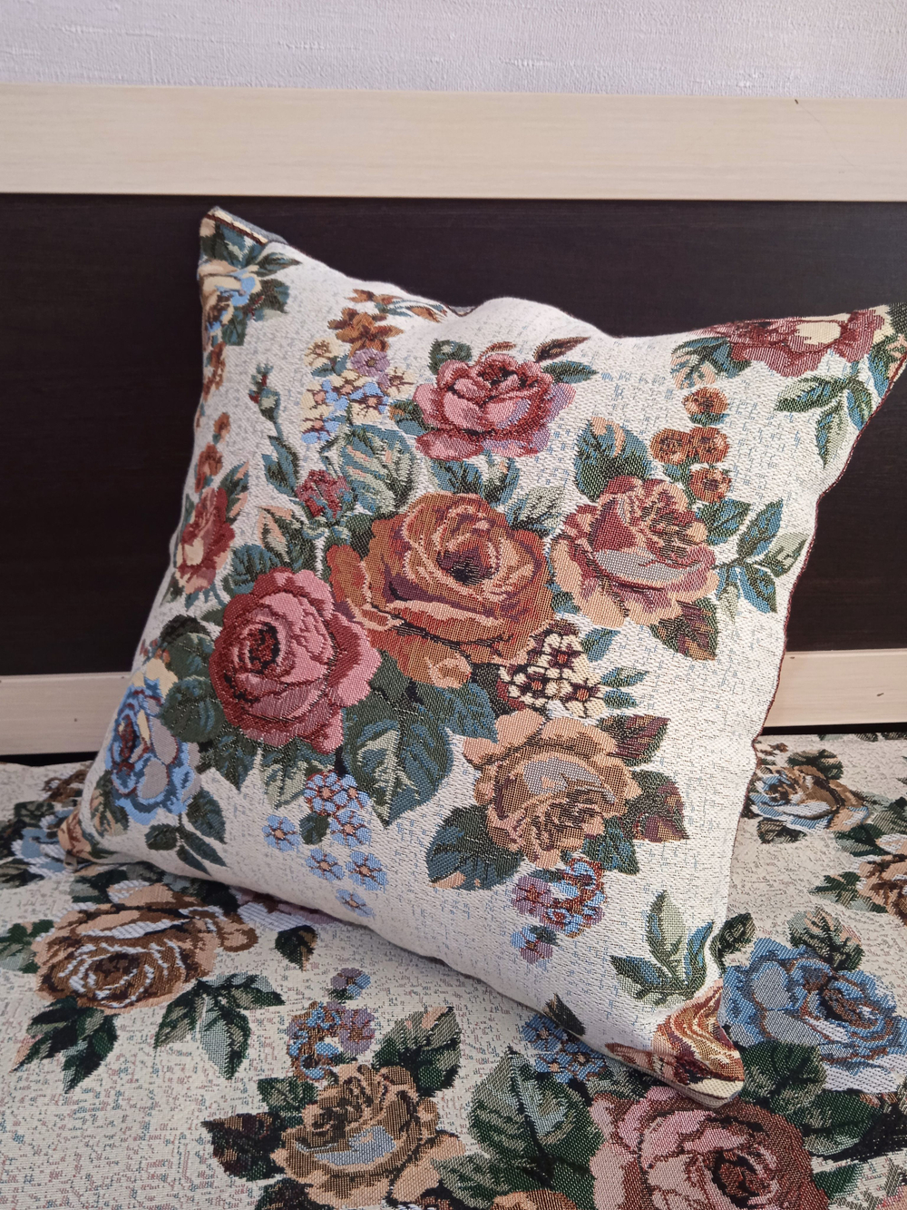 Декоративный гобеленовый чехол для интерьерной подушки Букет 38*38