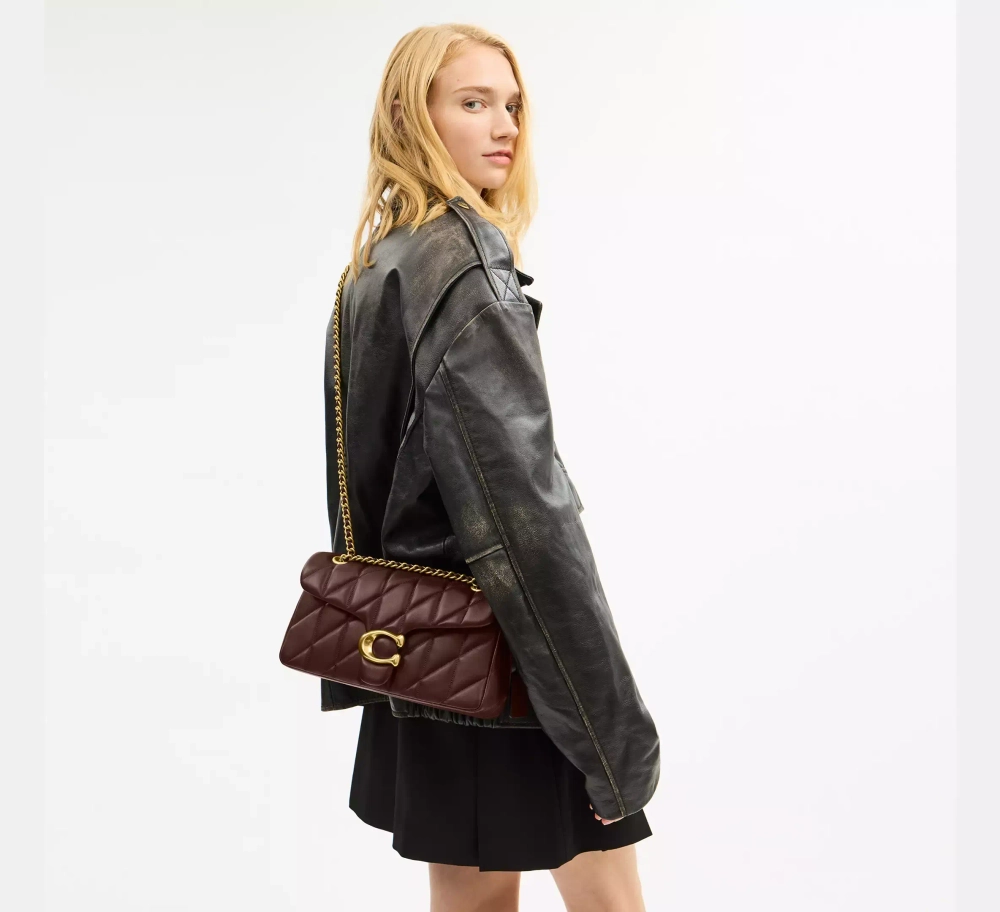 COACH СУМКА ЧЕРЕЗ ПЛЕЧО TABBY 26 С МЯГКОЙ ПОДКЛАДКОЙ, КОРИЧНЕВЫЙ