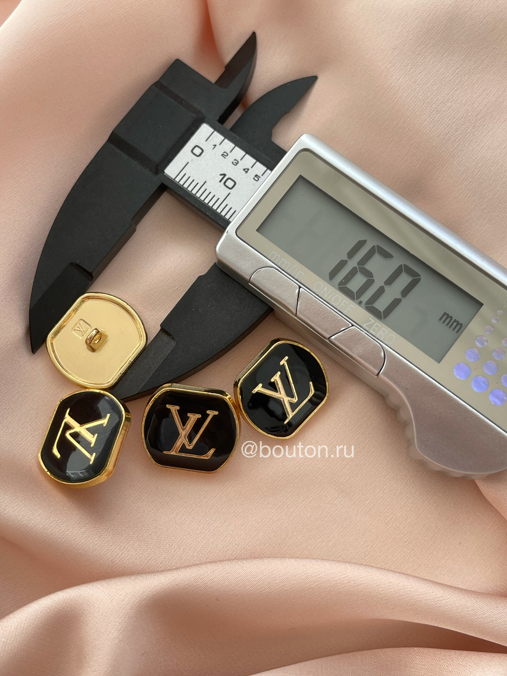 Пуговицы Лв. Черные Эмаль золото 18 мм