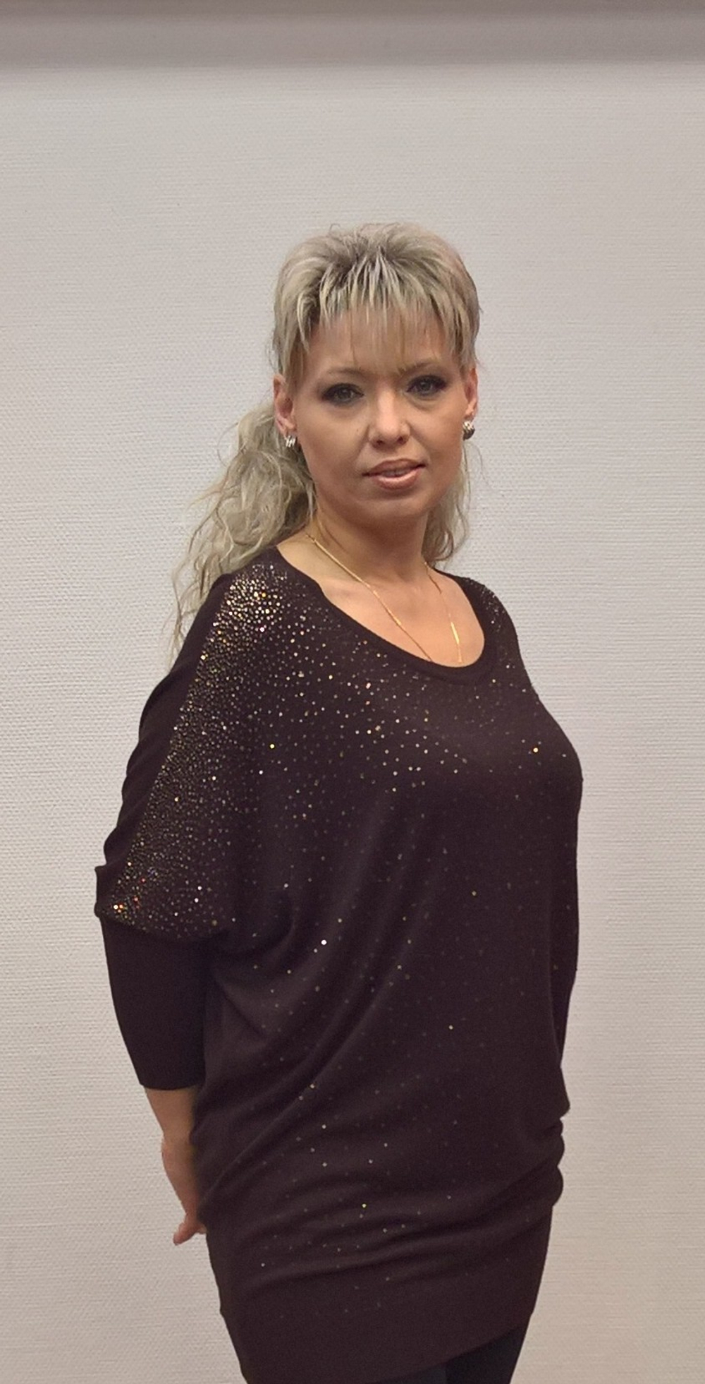 Коричневый джемпер со стразовой "россыпью"