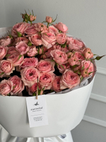 Букет из нежных, кустовых пионовидных роз