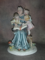 Статуэтка. Фарфор. Бабушка и дети, книга и любовь. Capodimonte. Италия