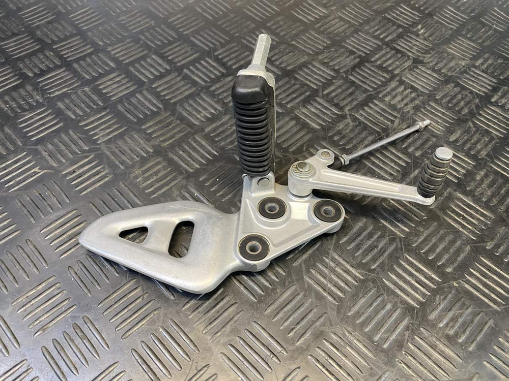 Подножка водительская левая Suzuki GSX1300R 99-07 053436