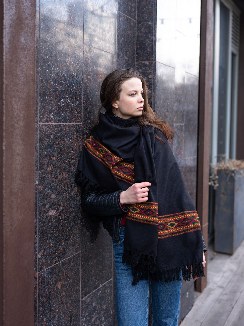 Шерстяной палантин с вышивкой (черный)