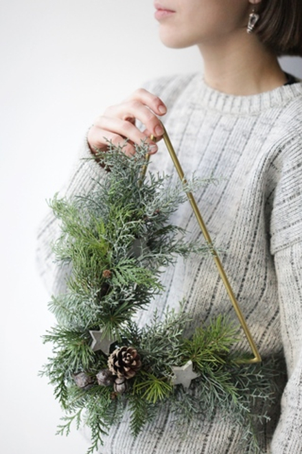 Рождественский венок с декором на треугольной металлической основе