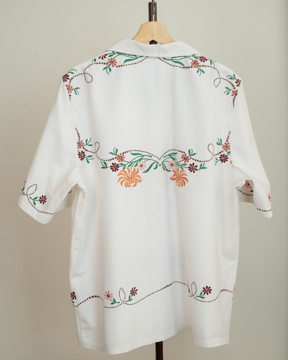 Рубашка Soeurs Расшитая Бордовыми Цветами белая