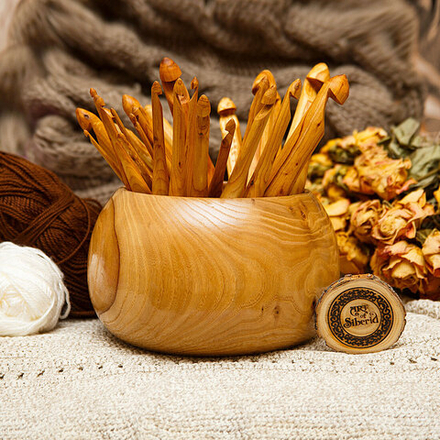 Набор деревянных крючков для вязания из вишни 25 шт. (3-20 мм) с клубочницей. KN6