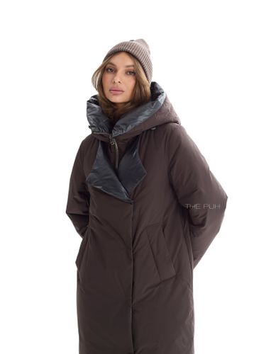 Длинный пуховик темно-шоколадного цвета с поясом