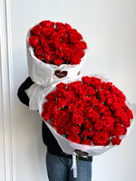 Моно букет из кустовых роз в красном оттенке 15 шт