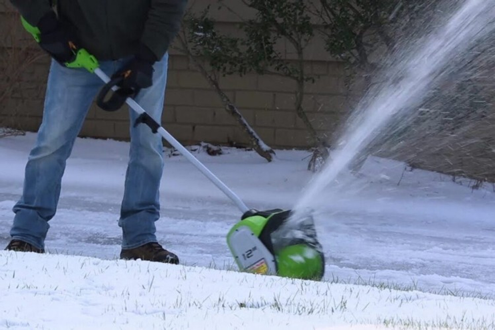 Снегоуборщик аккумуляторный 40V Greenworks GD40SSK4 б/щ 30см 6м 7,2кг без АКБ и ЗУ