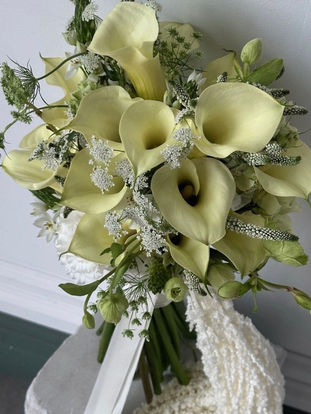 Свадебный букет из белых калл, лизиантуса, хелеборуса, вероники и амаранта