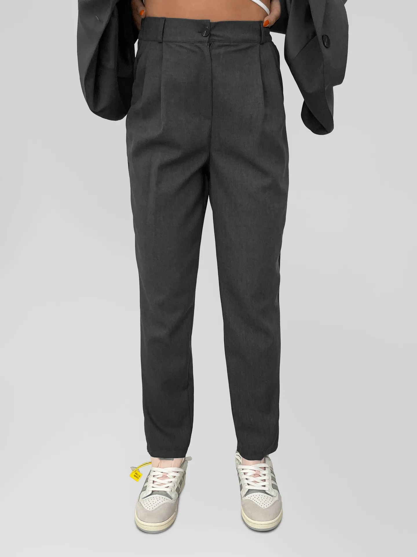Костюм Bony Style из свободного пиджака на одну пуговицу и зауженных брюк