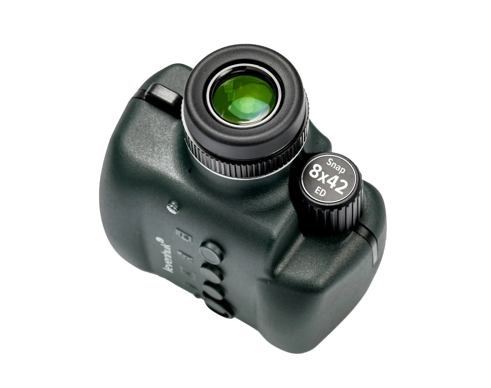 Фотомонокуляр цифровой Levenhuk Kelvin Snap ED 8x42, фронтальный вид с зеленой линзой