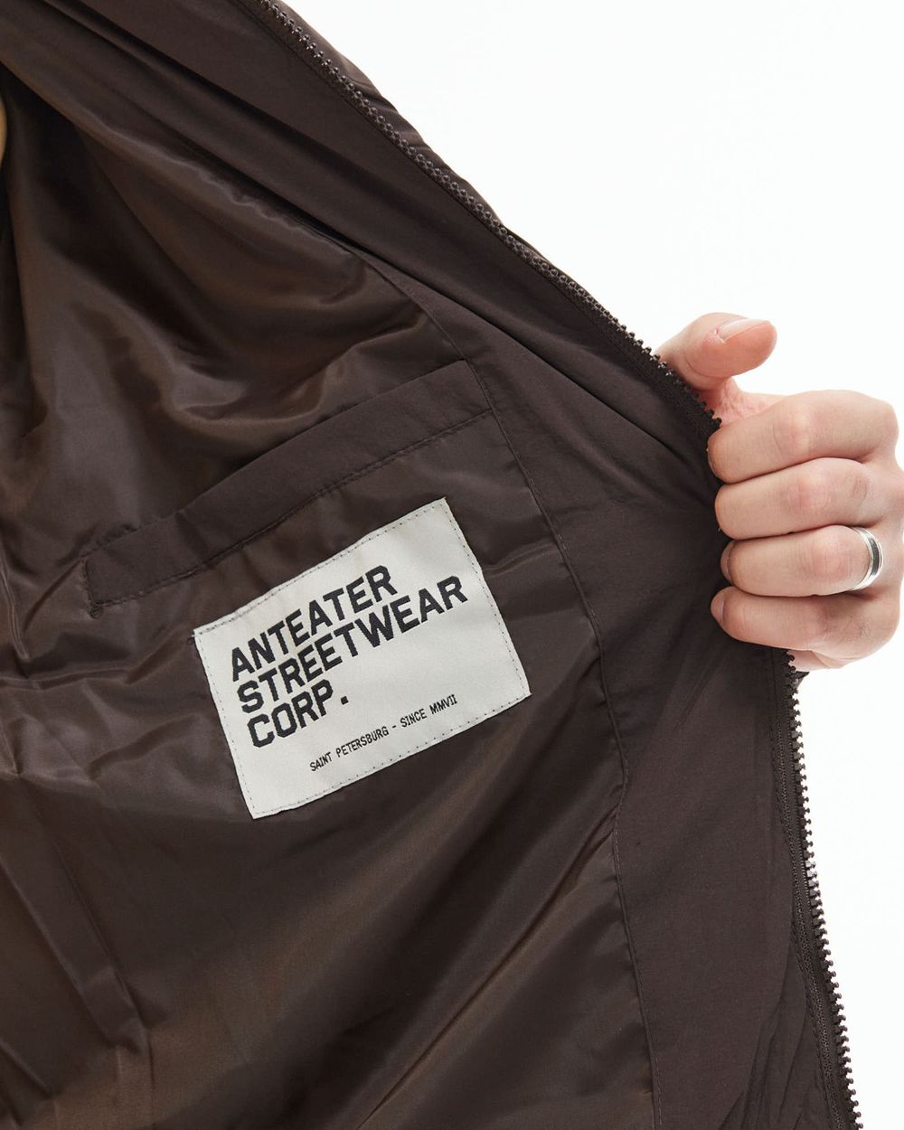 Купить Пуховик Anteater AW25 Downjacket Hooded Crispy коричневый Пуховик Anteater AW25 Downjacket Hooded Crispy коричневый