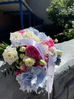 Свадебный букет из гортензии, диантусов, кустовых пионовидных роз и лизиантуса