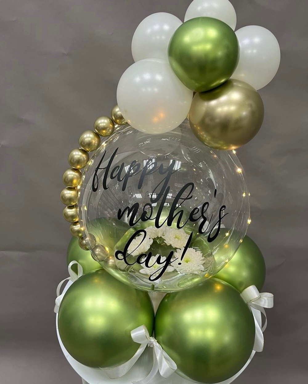 Цветы в шаре на воде