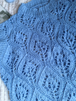 Безрукавка ажурная ручной работы "Тюльпаны"