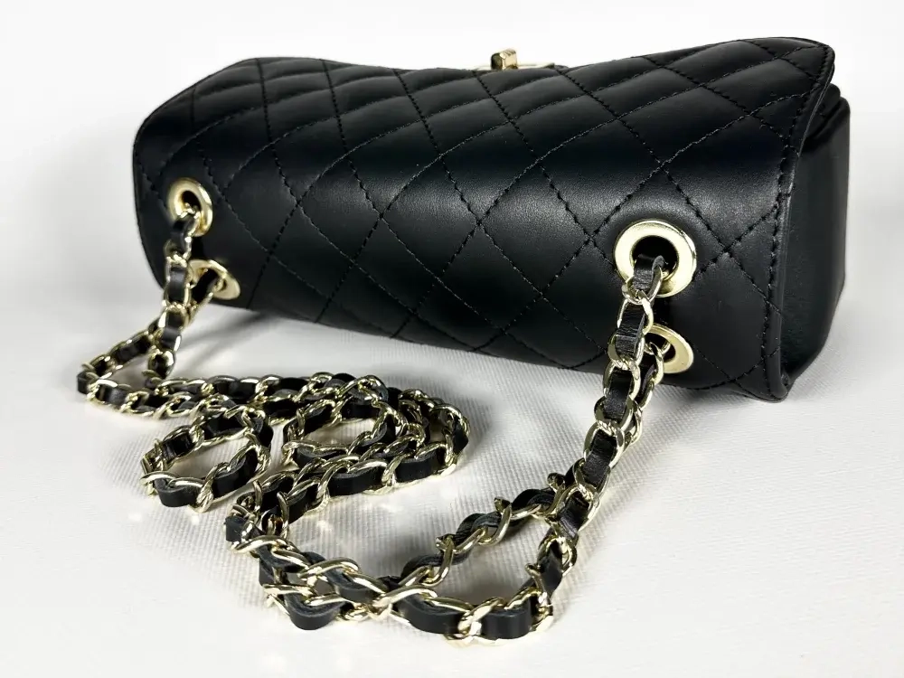 Женская сумка с цепочкой из натуральной кожи черного цвета