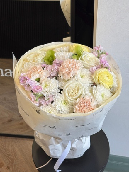 Букет из хризантемы, диантусов, ранункулюсов, хелеборуса и маттиолы